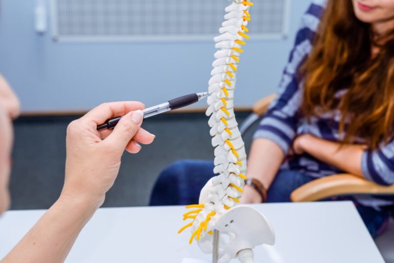 One of the Best Orthopedic Doctors in Kansas City explains things to a patient