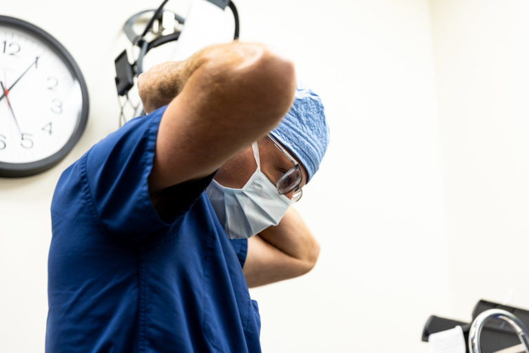 Orthopedic doctor in Kansas City preparing for surgery.