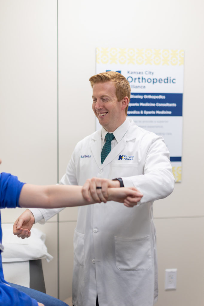 Physician evaluating patient for arthritis treatment in Kansas City